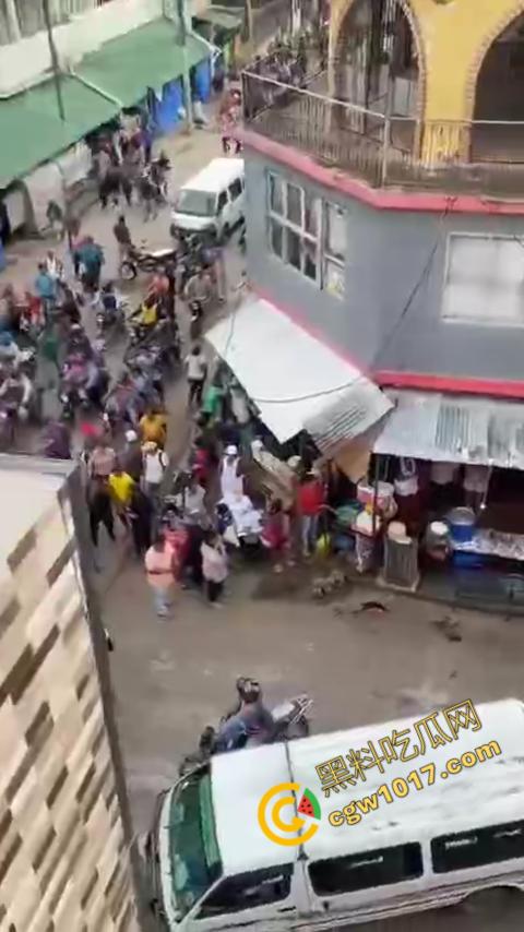 国外男子竟当街自残，刀割喉咙鲜血四溅，群众惊恐围观，男子倒地不省人事，惨烈一幕令人心悸胆战！  第1张