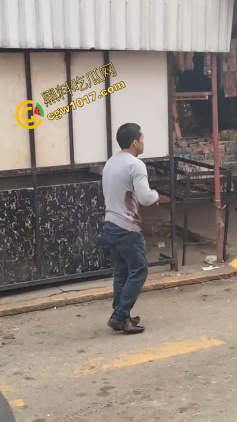 国外男子竟当街自残，刀割喉咙鲜血四溅，群众惊恐围观，男子倒地不省人事，惨烈一幕令人心悸胆战！  第4张