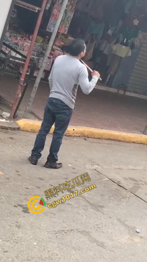 国外男子竟当街自残，刀割喉咙鲜血四溅，群众惊恐围观，男子倒地不省人事，惨烈一幕令人心悸胆战！  第5张