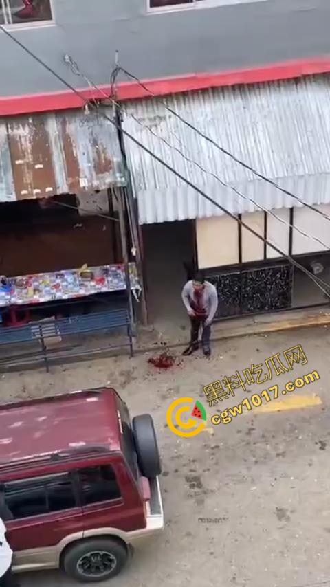 国外男子竟当街自残，刀割喉咙鲜血四溅，群众惊恐围观，男子倒地不省人事，惨烈一幕令人心悸胆战！  第2张