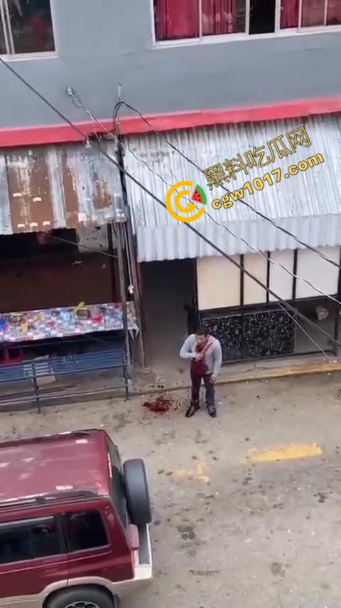 国外男子竟当街自残，刀割喉咙鲜血四溅，群众惊恐围观，男子倒地不省人事，惨烈一幕令人心悸胆战！  第3张