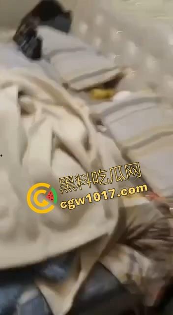 蛇毒心肠啊！高挑美女上门寻仇群殴，上来就是一脚，直接围在角落打，身材这么好的小美，想不到是这样的人啊！  第7张