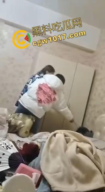 蛇毒心肠啊！高挑美女上门寻仇群殴，上来就是一脚，直接围在角落打，身材这么好的小美，想不到是这样的人啊！  第8张