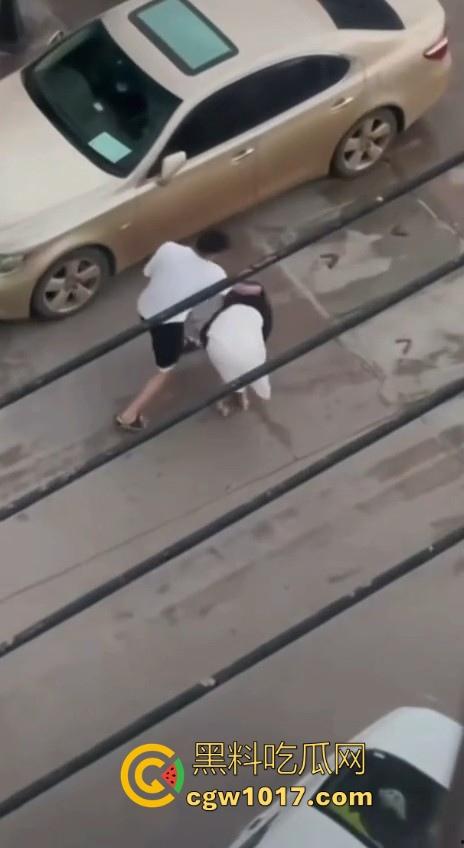 街头白衣猛男当街暴打短裙少妇，猛扯白裙少妇，直接一个过肩摔，把人摔得狗吃屎一样，手中钱散落街头！  第3张