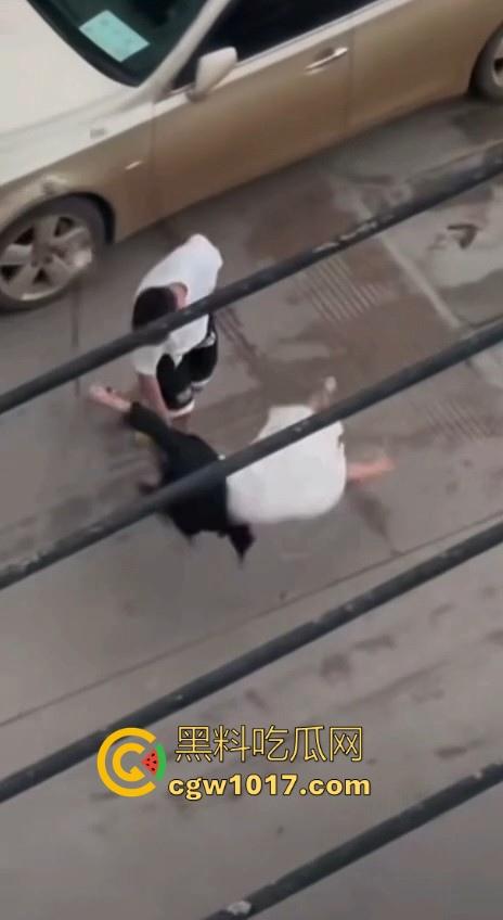 街头白衣猛男当街暴打短裙少妇，猛扯白裙少妇，直接一个过肩摔，把人摔得狗吃屎一样，手中钱散落街头！  第4张