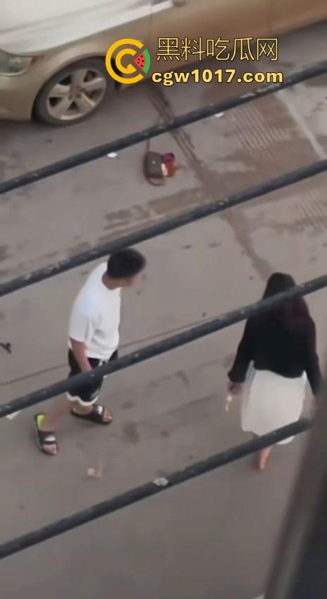 街头白衣猛男当街暴打短裙少妇，猛扯白裙少妇，直接一个过肩摔，把人摔得狗吃屎一样，手中钱散落街头！  第8张