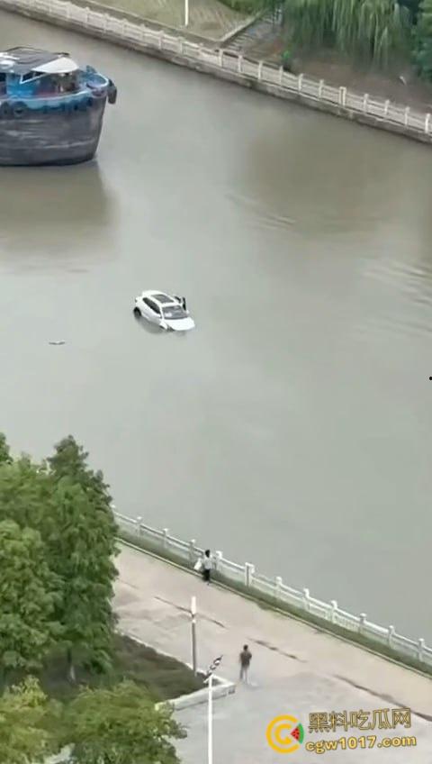 丹阳女司机油门当刹车，车子冲破栏杆栽进九曲河，幸好车窗围观女司机命大脱险，惊魂未定一出湿身戏！  第6张
