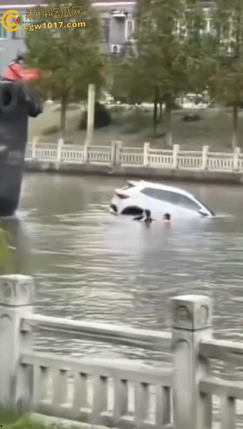 丹阳女司机油门当刹车，车子冲破栏杆栽进九曲河，幸好车窗围观女司机命大脱险，惊魂未定一出湿身戏！  第7张