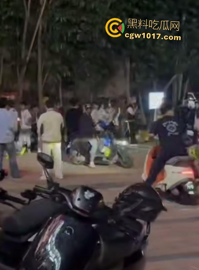 广州增城新塘万和百货，精神小伙鬼火约架，一刀捅死对方血流比杀猪水还多，大爷看戏被撵，哪凉快待着去！  第2张