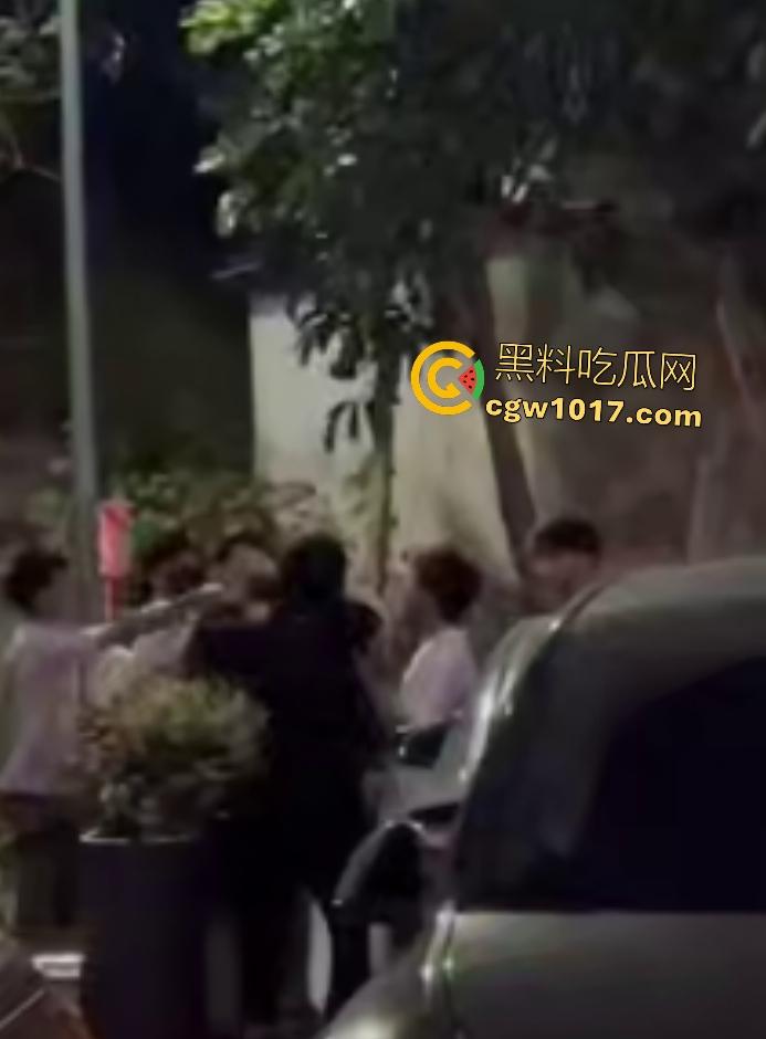 广州增城新塘万和百货，精神小伙鬼火约架，一刀捅死对方血流比杀猪水还多，大爷看戏被撵，哪凉快待着去！  第3张