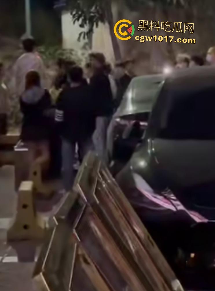 广州增城新塘万和百货，精神小伙鬼火约架，一刀捅死对方血流比杀猪水还多，大爷看戏被撵，哪凉快待着去！  第4张