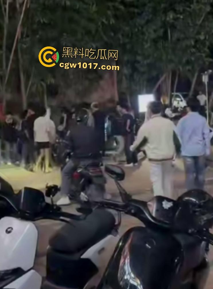 广州增城新塘万和百货，精神小伙鬼火约架，一刀捅死对方血流比杀猪水还多，大爷看戏被撵，哪凉快待着去！  第5张