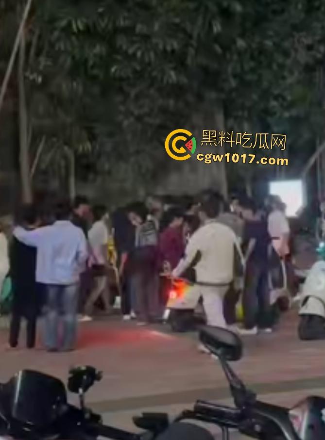 广州增城新塘万和百货，精神小伙鬼火约架，一刀捅死对方血流比杀猪水还多，大爷看戏被撵，哪凉快待着去！  第6张