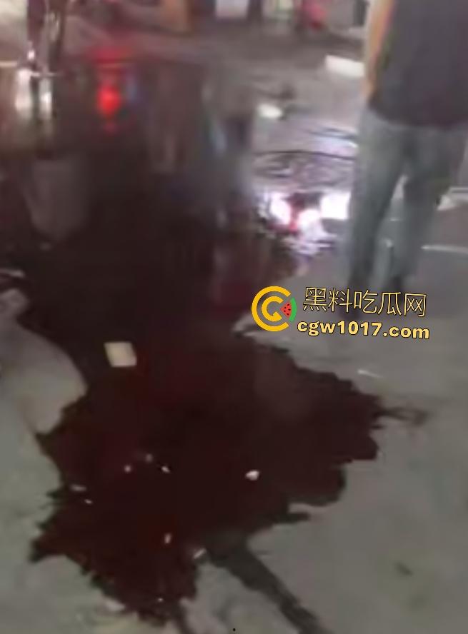 广州增城新塘万和百货，精神小伙鬼火约架，一刀捅死对方血流比杀猪水还多，大爷看戏被撵，哪凉快待着去！  第7张