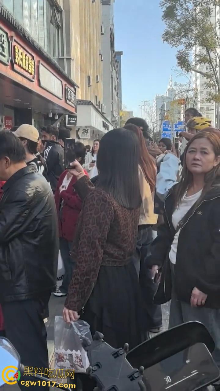 震惊！延安瑞幸老板团建灌酒女员工，次日高血压猝死医院，父母街头刷油漆痛哭：谁来还我女儿命？  第3张