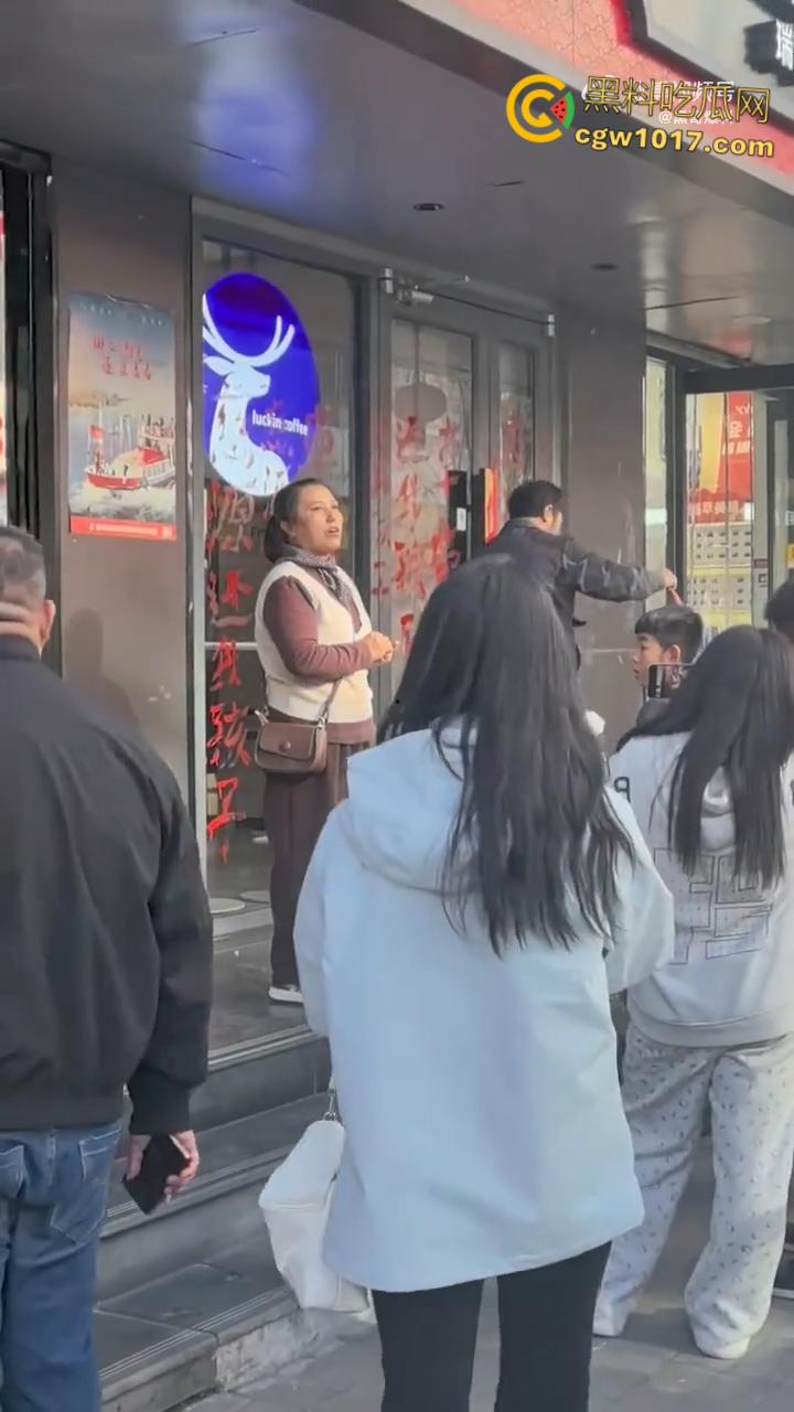 震惊！延安瑞幸老板团建灌酒女员工，次日高血压猝死医院，父母街头刷油漆痛哭：谁来还我女儿命？  第2张