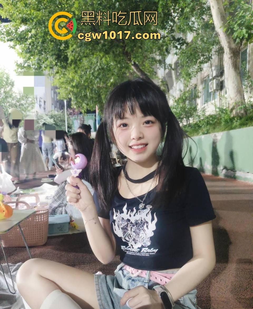 学生情侣学校储藏室偷吃禁果被偷拍，直接解开裤子让女的舔硬然后压倒抽插，淫荡小穴疯狂流水，是真的羡慕呀！  第1张