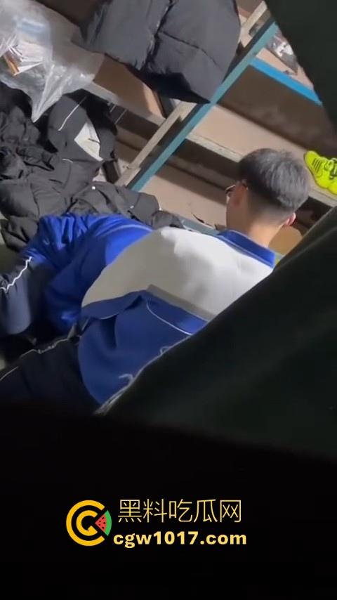 学生情侣学校储藏室偷吃禁果被偷拍，直接解开裤子让女的舔硬然后压倒抽插，淫荡小穴疯狂流水，是真的羡慕呀！  第3张