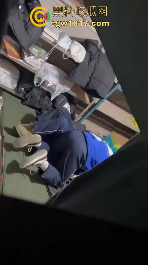 学生情侣学校储藏室偷吃禁果被偷拍，直接解开裤子让女的舔硬然后压倒抽插，淫荡小穴疯狂流水，是真的羡慕呀！  第5张