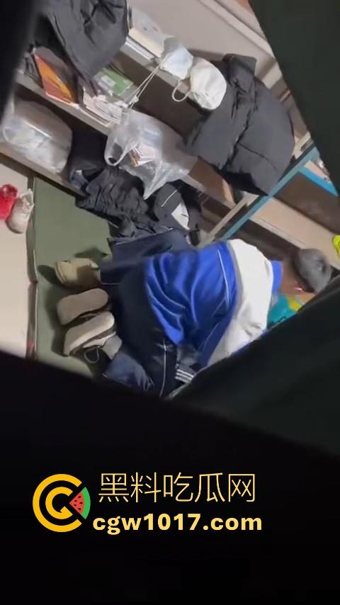 学生情侣学校储藏室偷吃禁果被偷拍，直接解开裤子让女的舔硬然后压倒抽插，淫荡小穴疯狂流水，是真的羡慕呀！  第6张