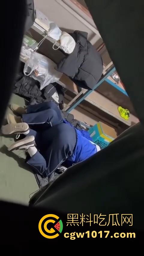 学生情侣学校储藏室偷吃禁果被偷拍，直接解开裤子让女的舔硬然后压倒抽插，淫荡小穴疯狂流水，是真的羡慕呀！  第7张