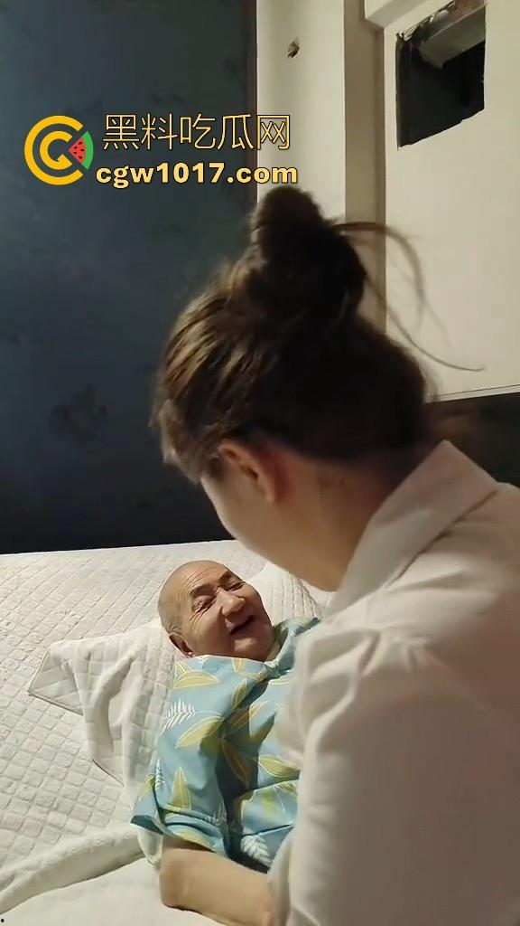 姜还是老的辣！73岁大爷洗脚按摩，平时省吃俭用，就是要把钱花在刀刃上，大爷还是你大爷，活的真通透！  第6张