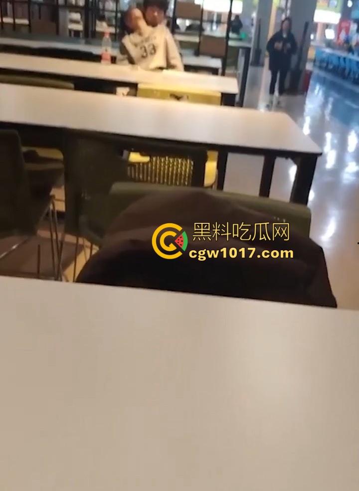 餐厅内情侣大胆玩抠逼，妹子表情扭曲高潮，全自动骑乘榨精，从娇羞到高潮喷潮，合着我们都是你们pay中的一环呗！  第3张