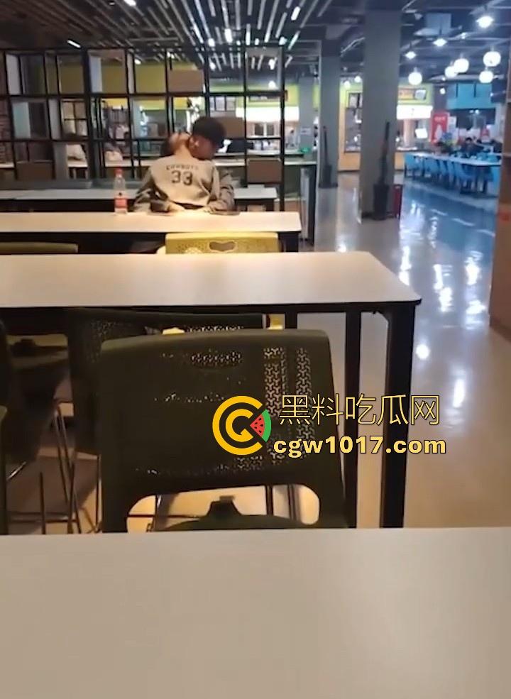 餐厅内情侣大胆玩抠逼，妹子表情扭曲高潮，全自动骑乘榨精，从娇羞到高潮喷潮，合着我们都是你们pay中的一环呗！  第5张