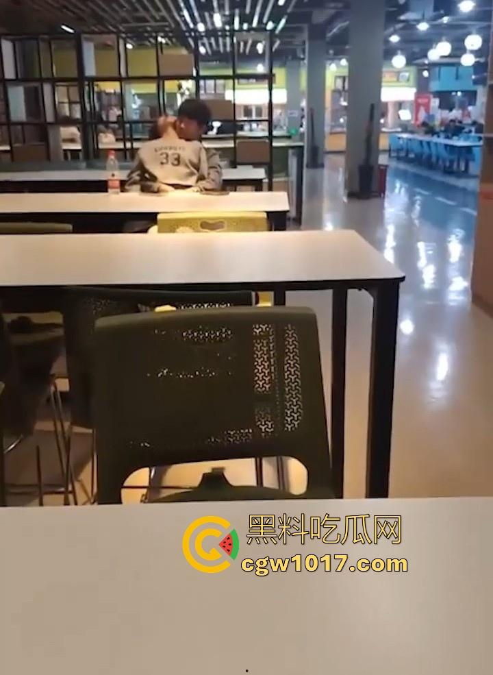 餐厅内情侣大胆玩抠逼，妹子表情扭曲高潮，全自动骑乘榨精，从娇羞到高潮喷潮，合着我们都是你们pay中的一环呗！  第6张