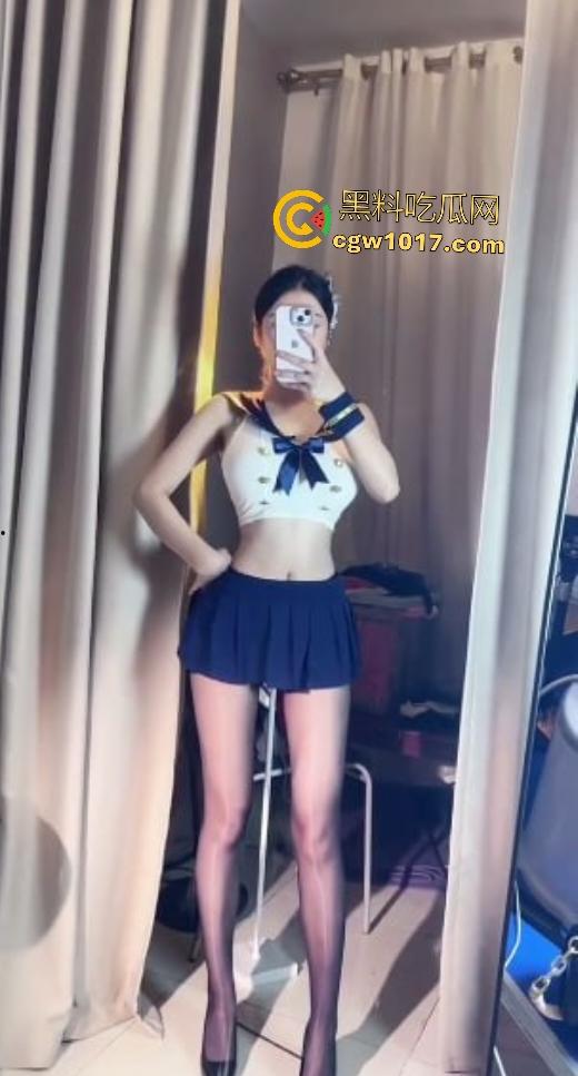 快手性感巨乳【欧尼】经常“视频开会”，情趣内衣黑丝摸逼不插，金主手淫还戴套，这是要把精液寄过去？  第2张