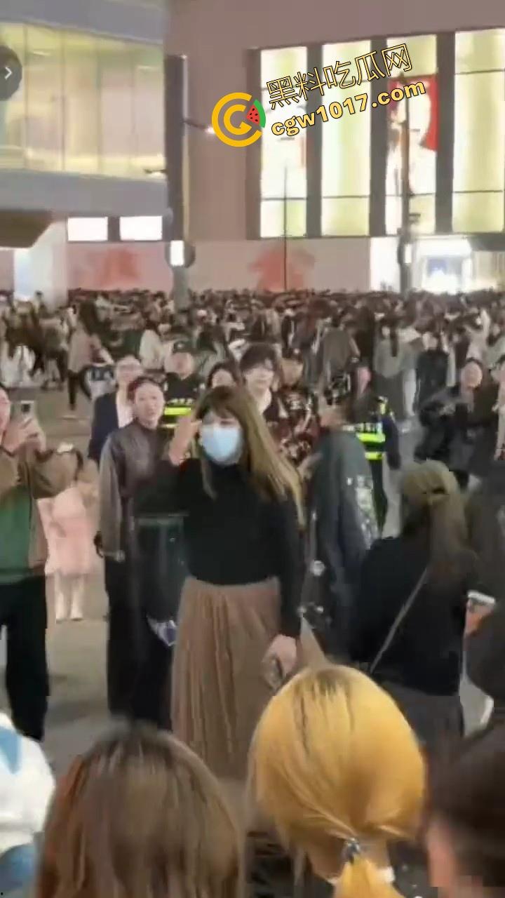 万圣节cos红姐被警察带走，我原称之为今年最佳COS，现场还跟路人玩起来跪地口交的动作，真的好像本人！  第4张