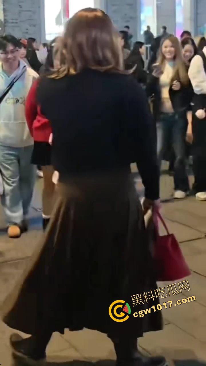 万圣节cos红姐被警察带走，我原称之为今年最佳COS，现场还跟路人玩起来跪地口交的动作，真的好像本人！  第5张