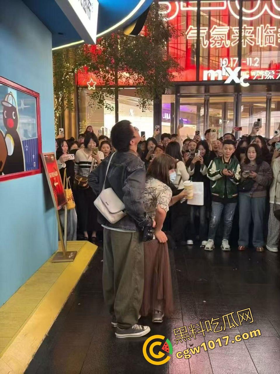 万圣节cos红姐被警察带走，我原称之为今年最佳COS，现场还跟路人玩起来跪地口交的动作，真的好像本人！  第7张