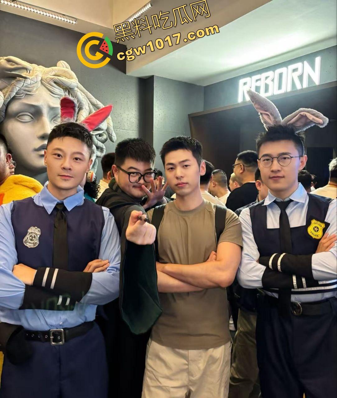 万圣节cos红姐被警察带走，我原称之为今年最佳COS，现场还跟路人玩起来跪地口交的动作，真的好像本人！  第9张