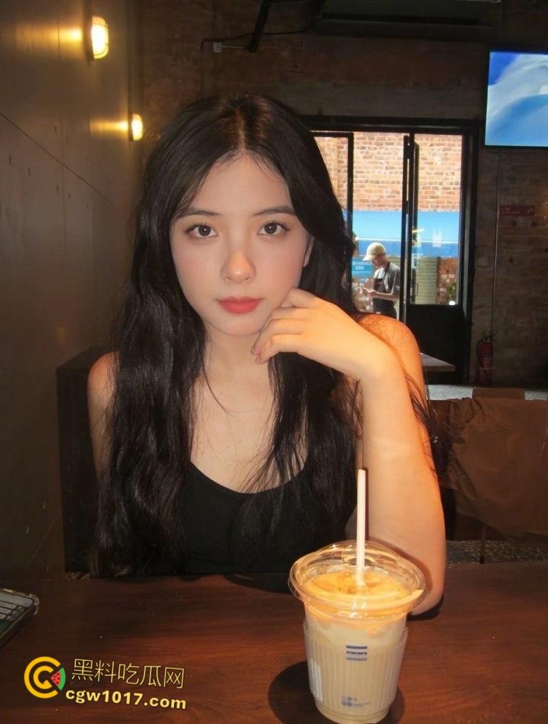 广西南宁反差婊【吴洛丹】，和男友鸳鸯浴自拍流出，饥渴小母狗跪地深喉口交，一线天超粉小穴被操到白浆流出 ！  第4张