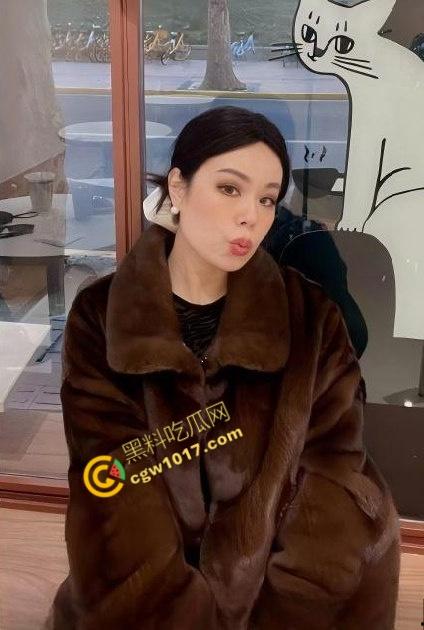 性感美嫂台球厅玩露出！球杆猛插淫穴浪叫声贯彻云霄！极品美乳翘臀被肆意蹂躏，淫荡浪叫响遍包间！  第3张