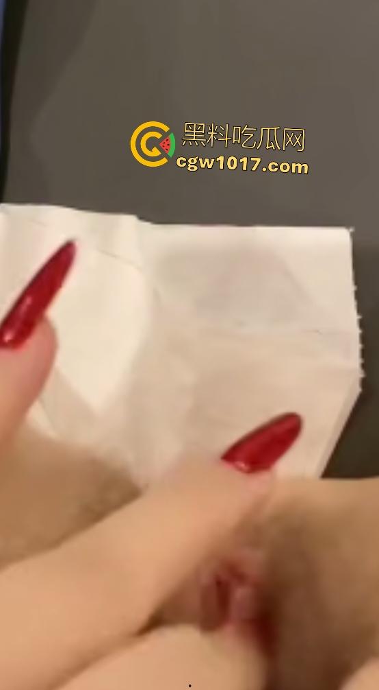 快手【小晴天】掰穴自慰，透明肉丝脱下猛插嫩逼，长美甲抠B不嫌痛，差点抠破阴道，这E罩奶够金主喝一年了！  第8张