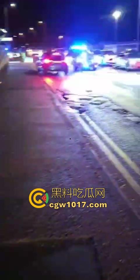 英国一火车发生持刀行凶事件！有多人被送往医院治疗，已有两人被警方逮捕，现场围满了警察像拍电影一样！  第1张