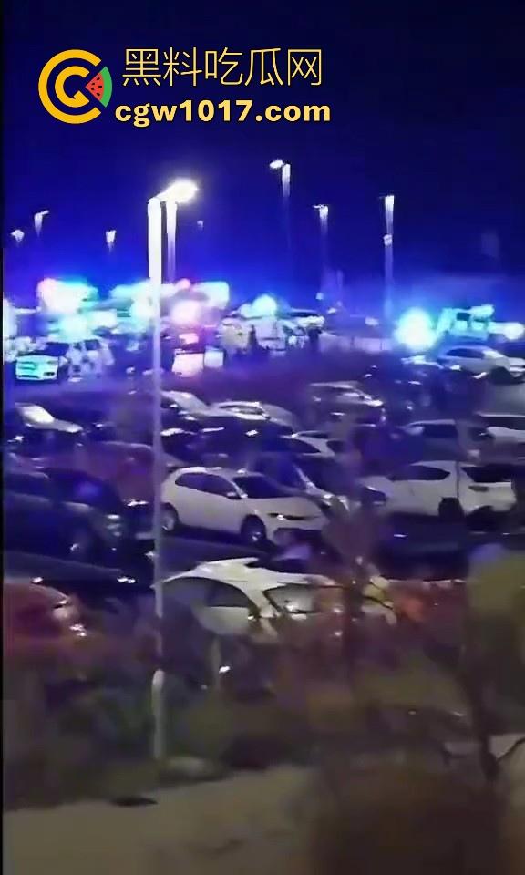 英国一火车发生持刀行凶事件！有多人被送往医院治疗，已有两人被警方逮捕，现场围满了警察像拍电影一样！  第6张