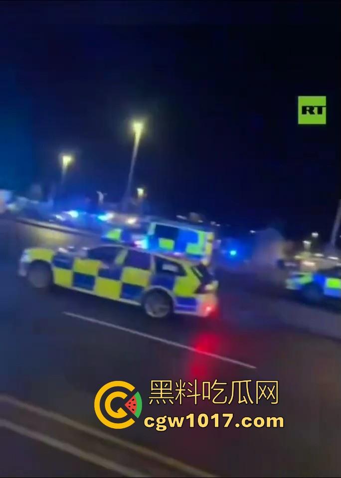 英国一火车发生持刀行凶事件！有多人被送往医院治疗，已有两人被警方逮捕，现场围满了警察像拍电影一样！  第8张
