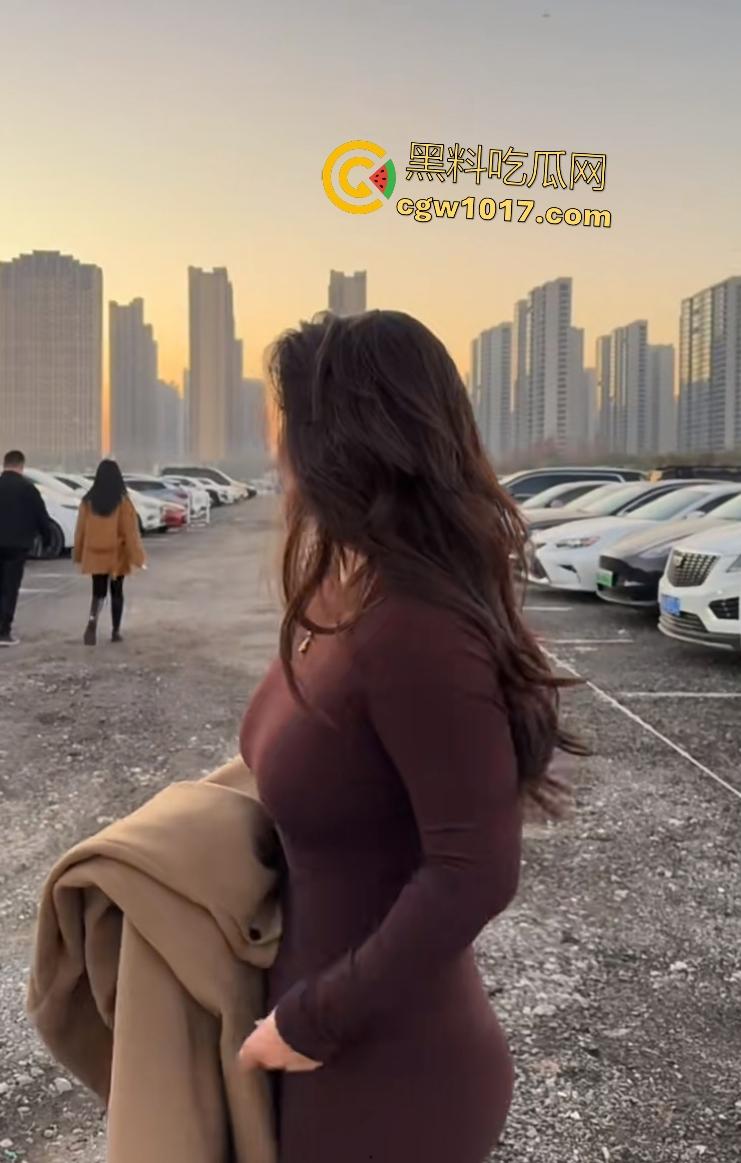 广东少妇被老公抓包出轨，小三提前逃窜，桌上避孕套铁证，衣服半裸紫衣透着韵味，这样的少妇我也喜欢！  第1张