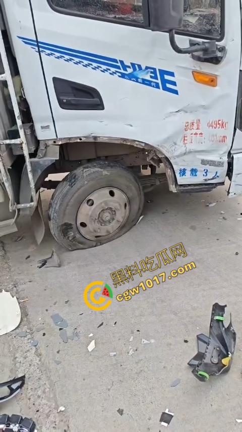 广西南宁车祸现场：鬼火少年私自改装9号电动车，速度太快操作不当直撞大货车，血溅当场！  第1张