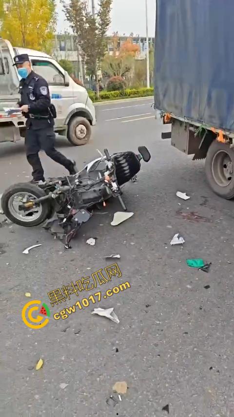 广西南宁车祸现场：鬼火少年私自改装9号电动车，速度太快操作不当直撞大货车，血溅当场！  第2张