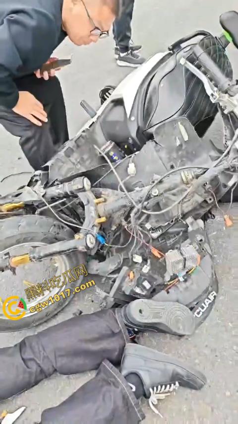 广西南宁车祸现场：鬼火少年私自改装9号电动车，速度太快操作不当直撞大货车，血溅当场！  第7张