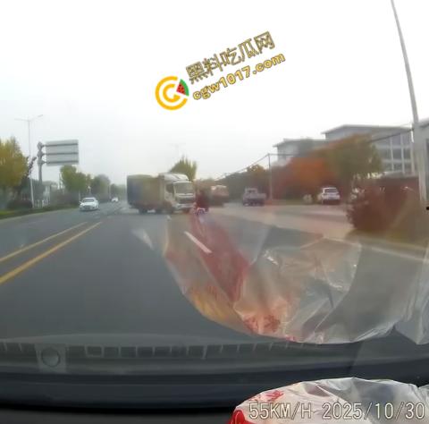 广西南宁车祸现场：鬼火少年私自改装9号电动车，速度太快操作不当直撞大货车，血溅当场！  第3张