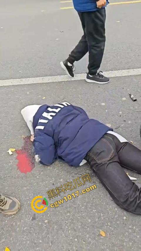 广西南宁车祸现场：鬼火少年私自改装9号电动车，速度太快操作不当直撞大货车，血溅当场！  第6张