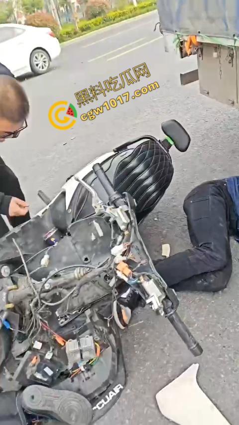 广西南宁车祸现场：鬼火少年私自改装9号电动车，速度太快操作不当直撞大货车，血溅当场！  第5张