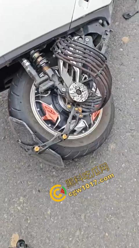 广西南宁车祸现场：鬼火少年私自改装9号电动车，速度太快操作不当直撞大货车，血溅当场！  第8张