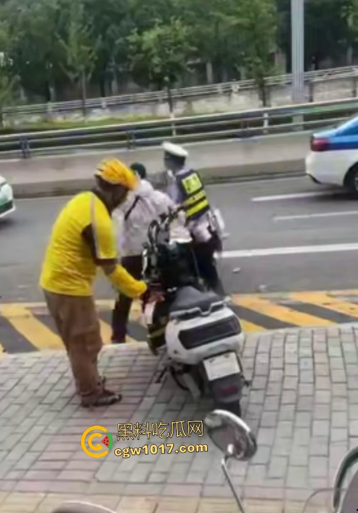 贵阳医院门口外卖小哥抢单血战，互殴拳脚头盔砸成稀碎，交警一人拦不住还得叫援兵，本是同根生相煎何太急呢！  第1张