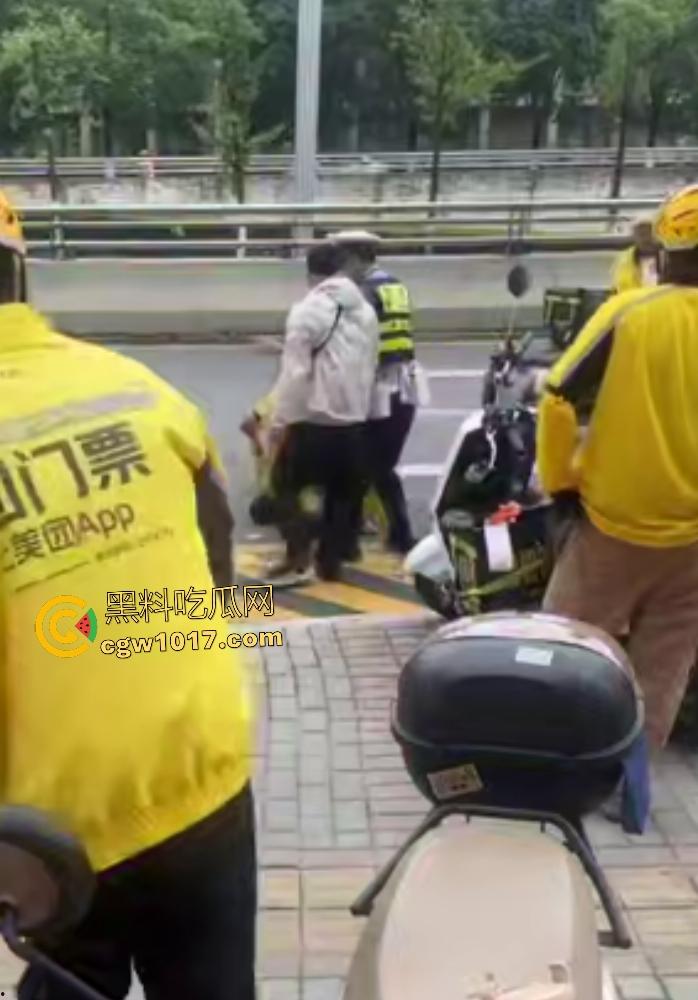 贵阳医院门口外卖小哥抢单血战，互殴拳脚头盔砸成稀碎，交警一人拦不住还得叫援兵，本是同根生相煎何太急呢！  第7张